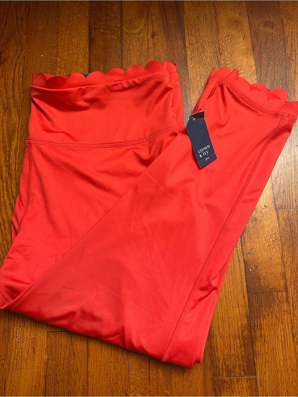 Crown & ivy Plus red 
High Rise 2x Regular Scalloped Leggings - Exclusive
